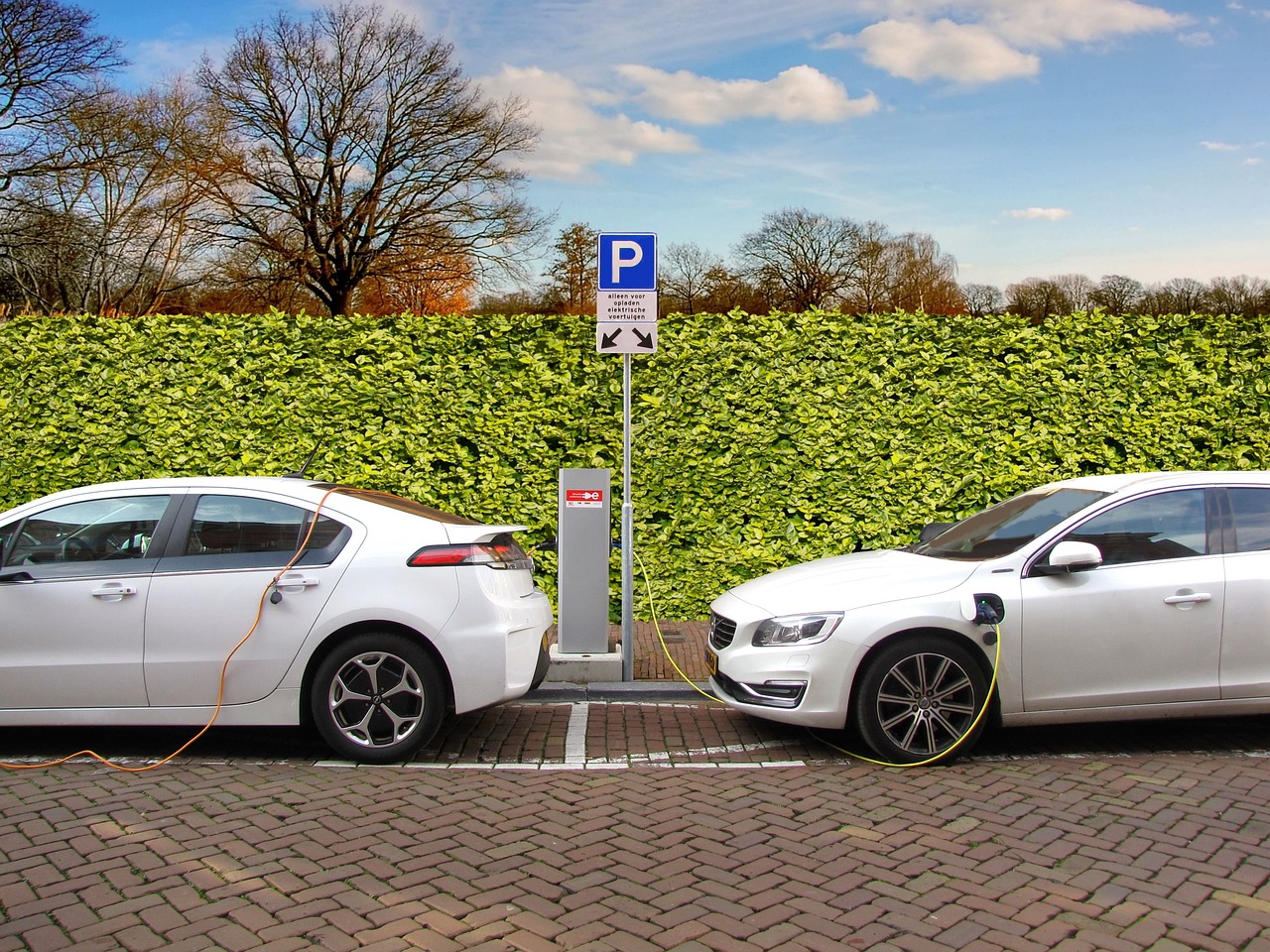 No momento, você está visualizando Carros Elétricos vs. Carros Convencionais: Vantagens e Desvantagens